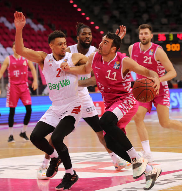 这背后肯定 这背后肯定